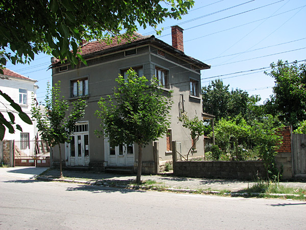 Продава се къща с двор в центъра на град Борово