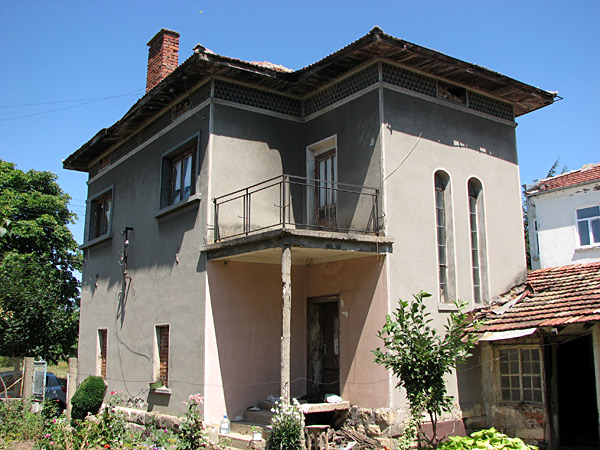 Продава се къща с двор в центъра на град Борово